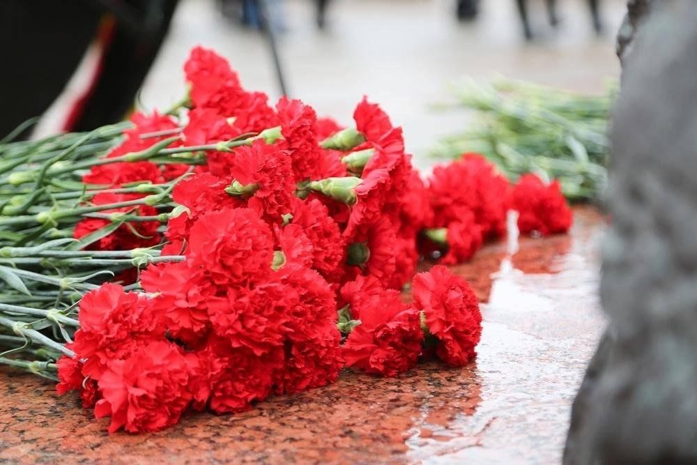Возложение цветов на Братских могилах воинов.