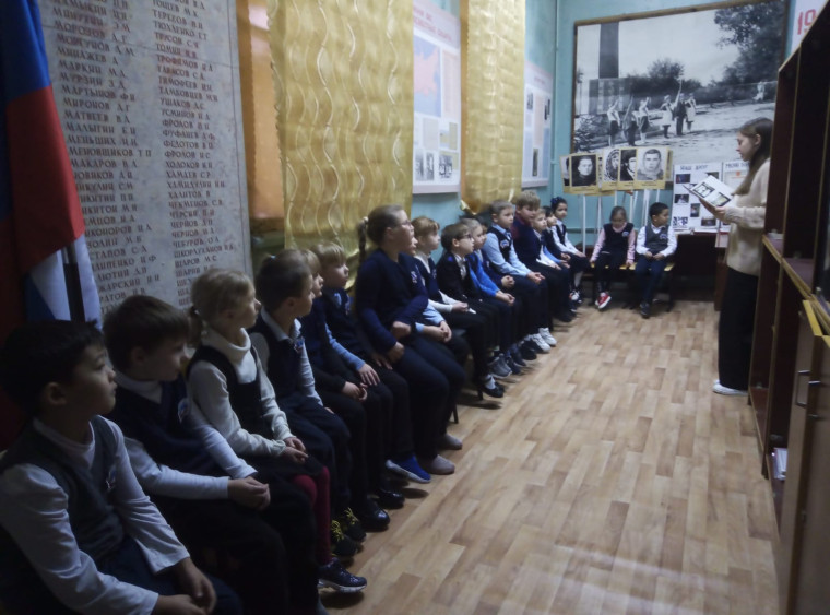 Посещение музея Боевой Славы учащимися начальных классов.