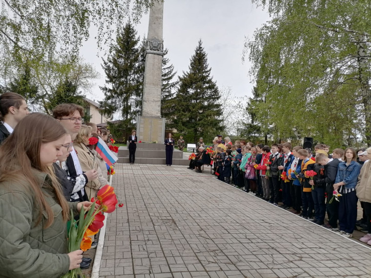 Митинг на &quot;Братской могиле с захоронением воинов, погибших в период Великой Отечественной войны 1941-1945 гг.&quot;.